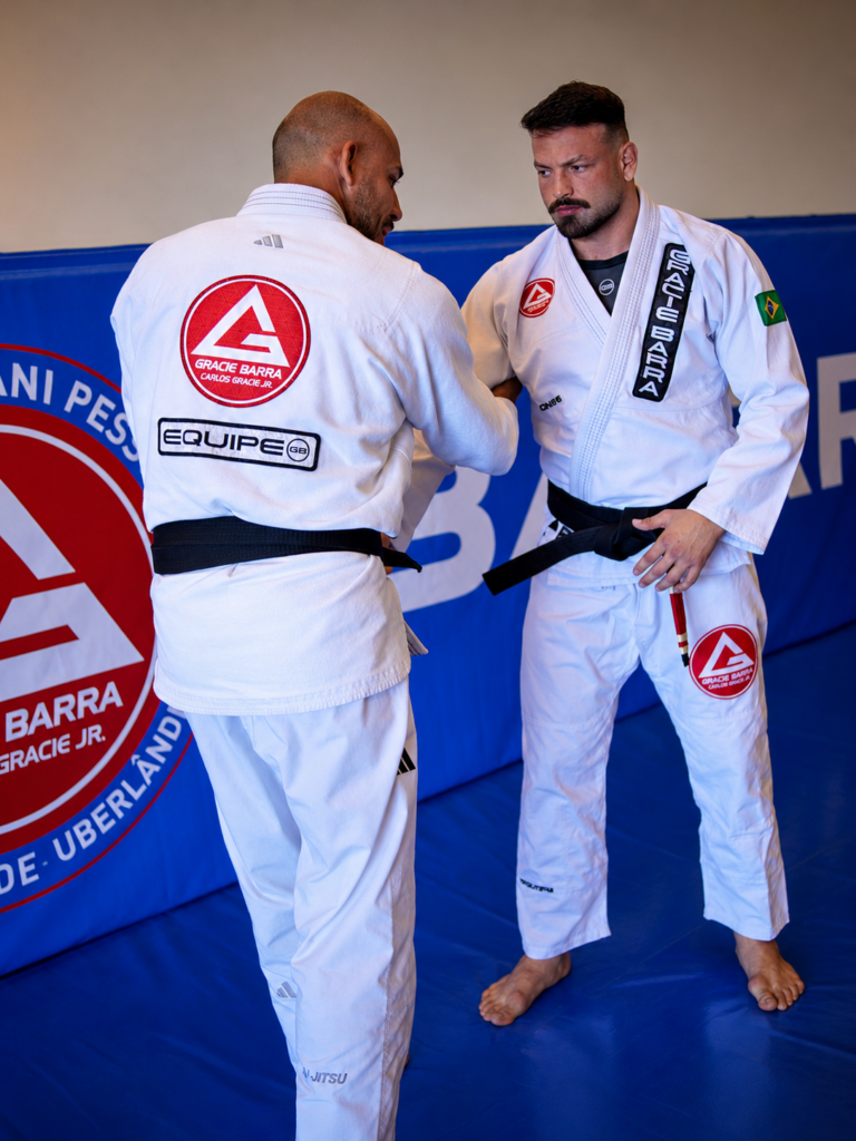 Alunos graduados treinando jiu-jitsu avançado