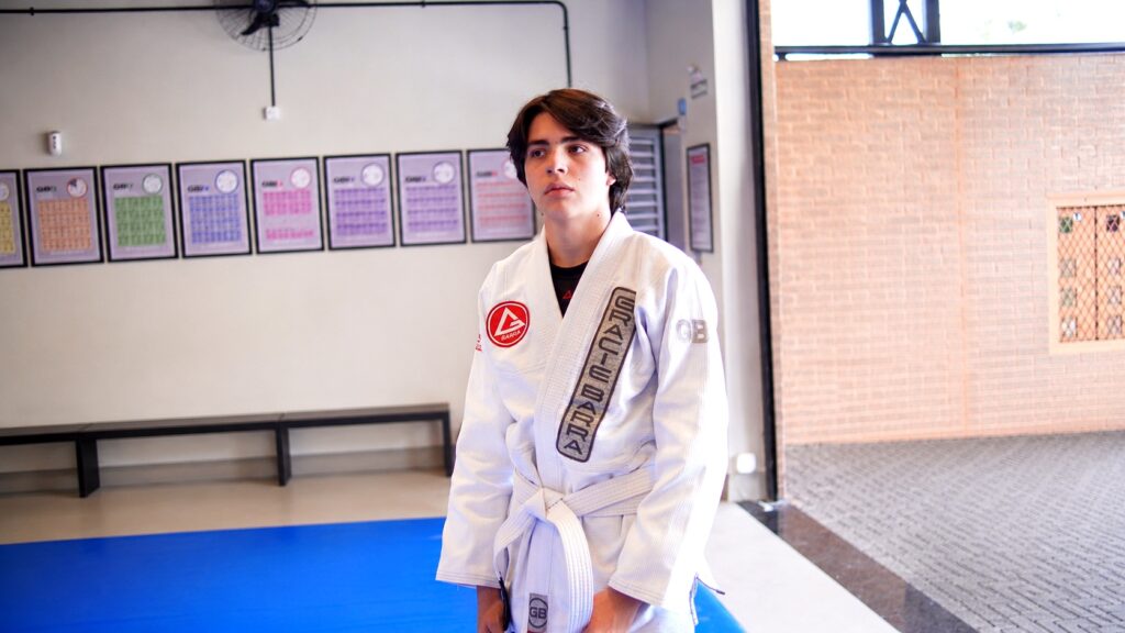 Turma de iniciantes treinando os fundamentos do jiu-jitsu
