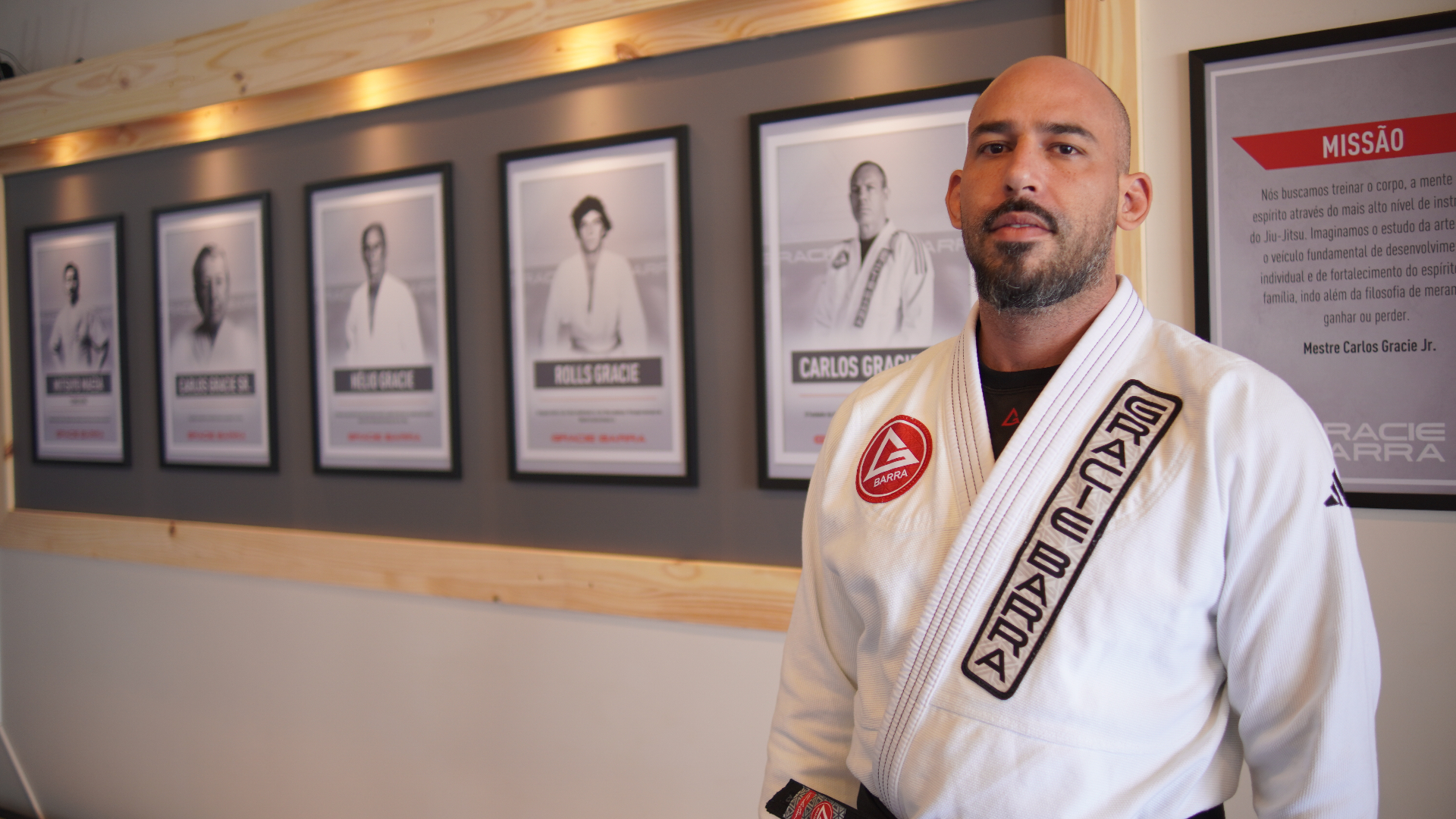 Professor de jiu-jitsu orientando um treino no tatame da Gracie Barra Morada da Colina