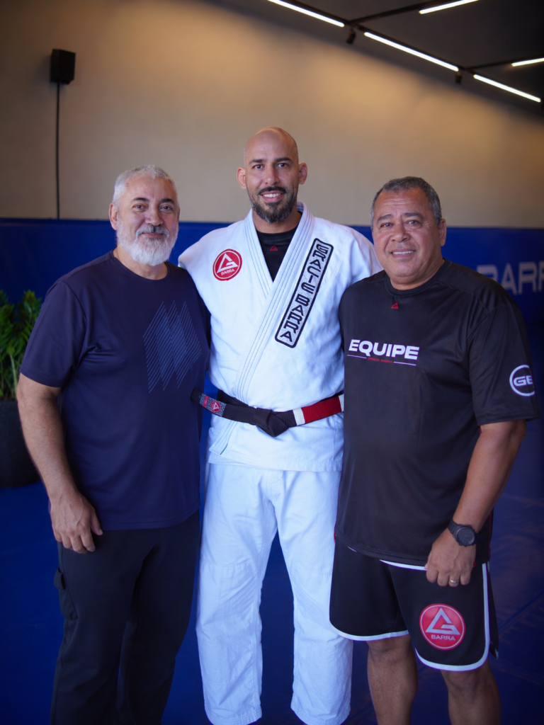 Alunos de jiu-jitsu se cumprimentando após o treino