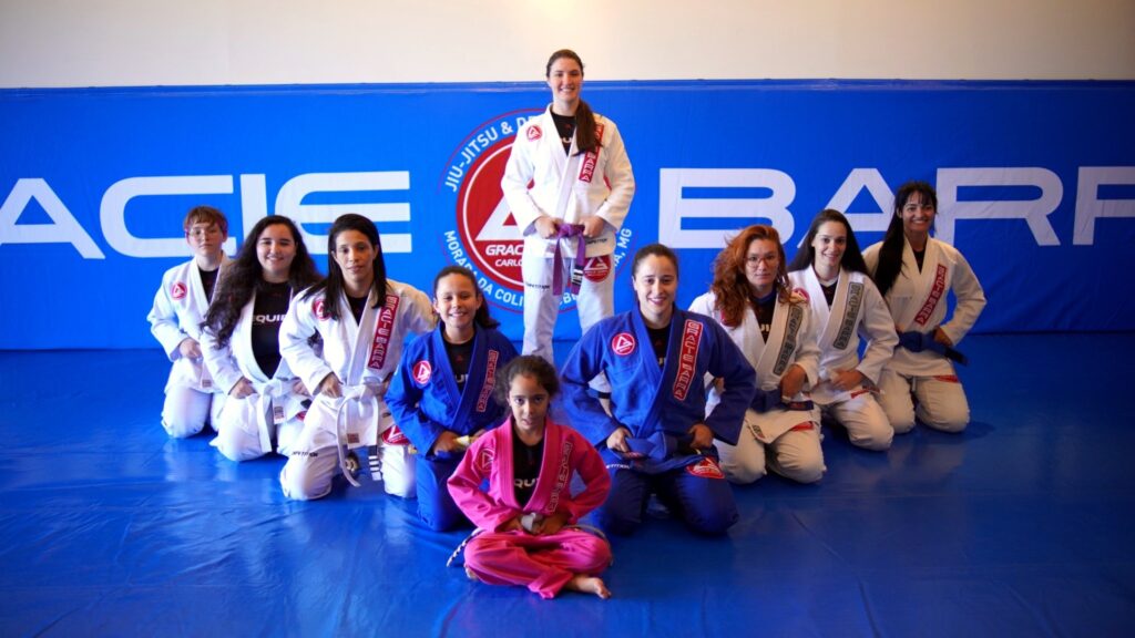 Turma feminina de jiu-jitsu em treino