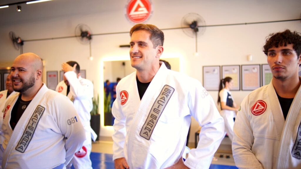 Criança sorrindo durante a aula de jiu-jitsu infantil