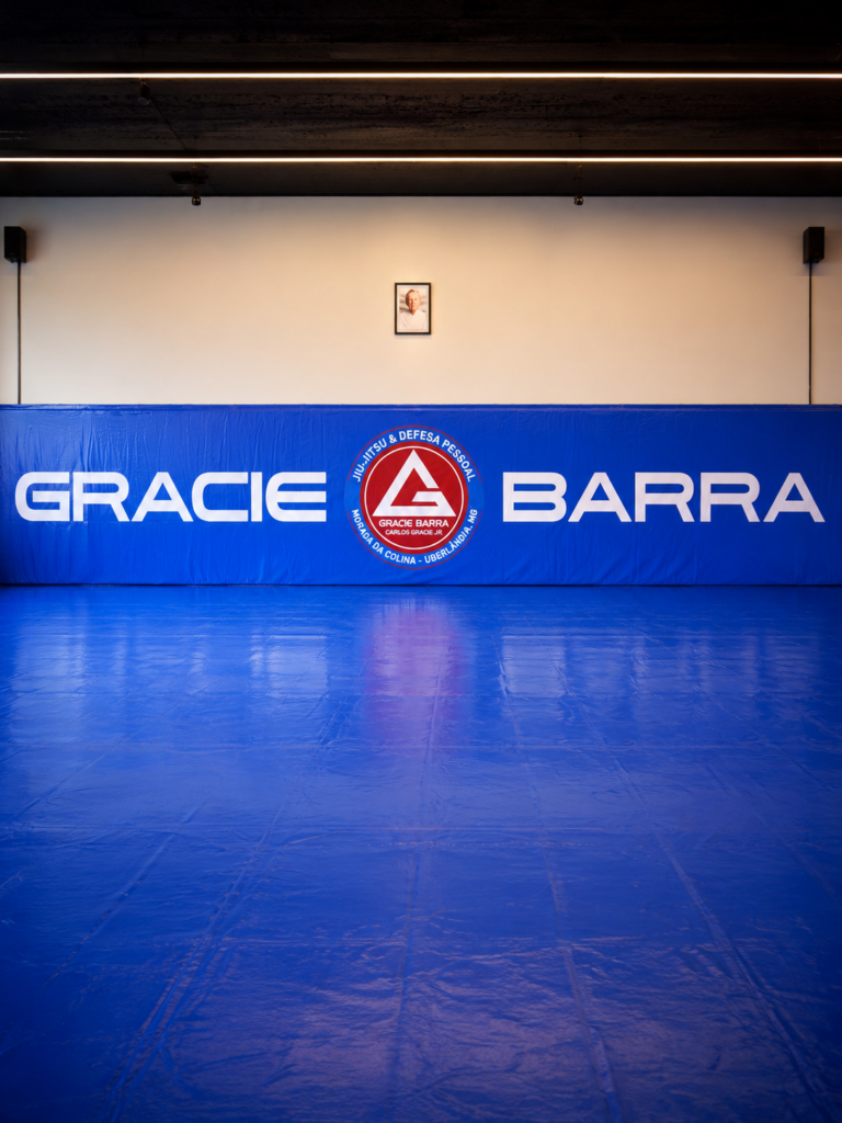 Tatame oficial Gracie Barra com a marca ao centro