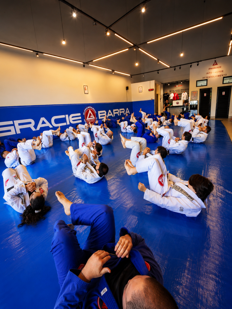 Atletas em treino avançado de jiu-jitsu